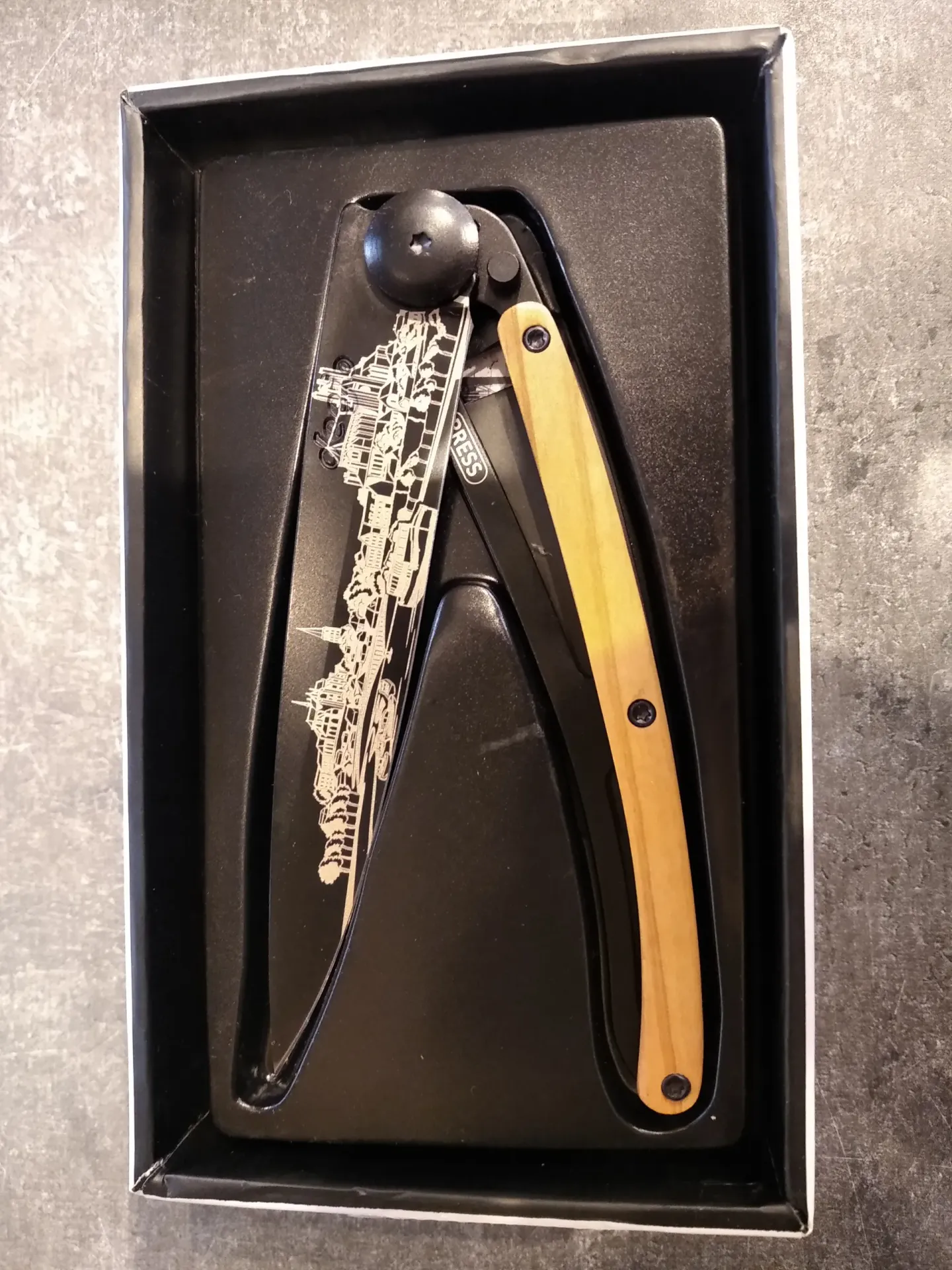Couteau pliant à lame gravée dans son écrin