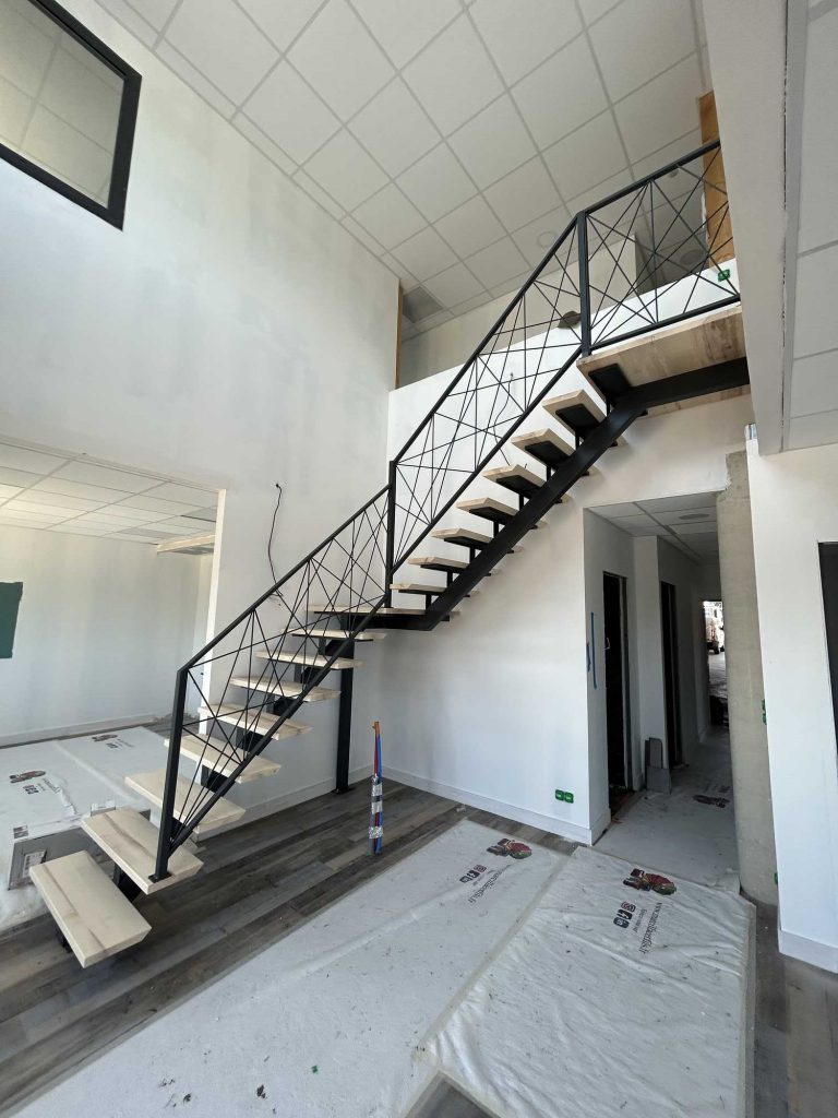 Escalier métallique sur mesure à limon central acier et garde-corps en câbles tendus