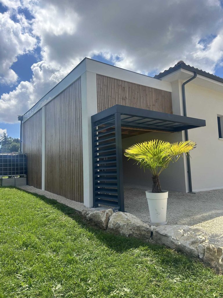 Pergola bioclimatique en acier laqué adossée à une maison avec brise-soleil
