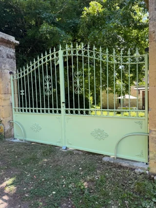 Portail en fer forgé ouvragé restauré, peint en vert amande