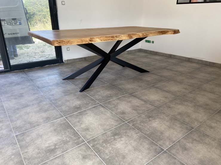 Table industrielle à plateau bois et pied acier en étoile