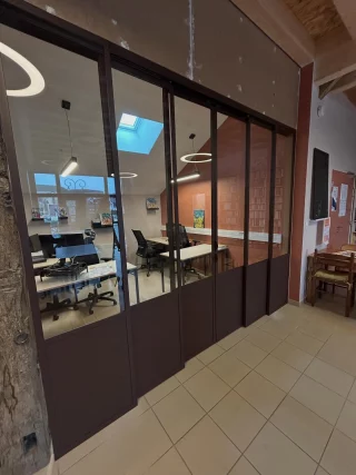 Verrière d'atelier en acier séparant un espace de bureau vitré