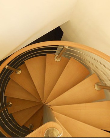 Escalier hélicoïdal acier et bois vu de dessus