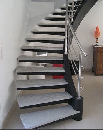 Escalier métal à limon central avec marches en pierre et rampe inox