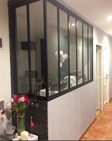 Verrière d'atelier en acier noir séparant un bureau