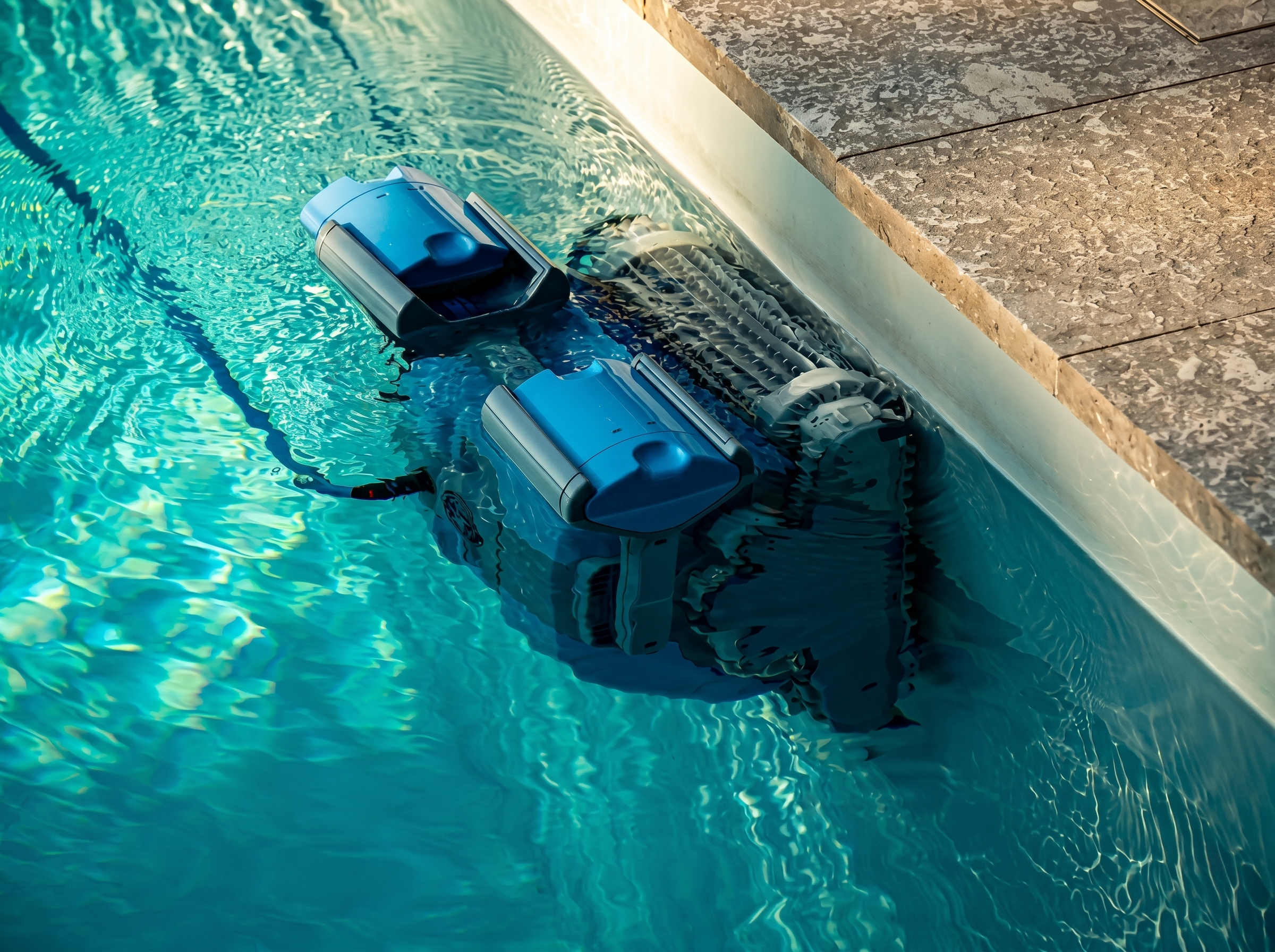 Robot de nettoyage dans une piscine turquoise