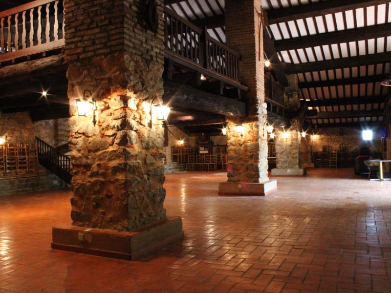 Colonnes de pierre et mezzanine du Salon des Lumières