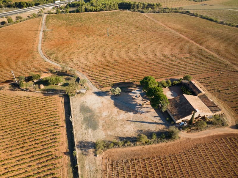 Vue aérienne du mas et de sa cour au cœur des vignes
