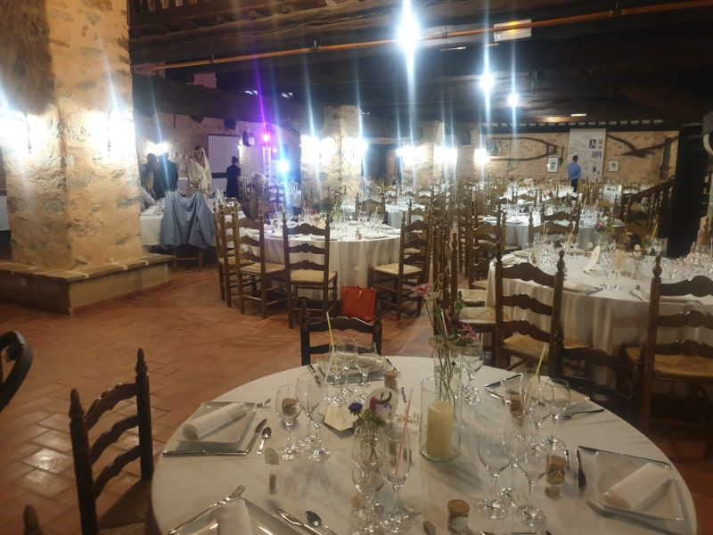 Le Salon des Lumières dressé pour un dîner de mariage, tables rondes et lumières
