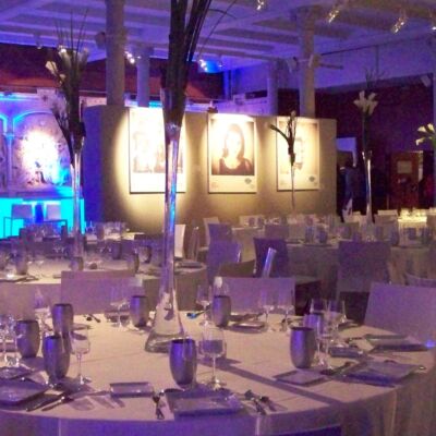 Dîner de gala, hauts centres de table et colonnes éclairées de bleu