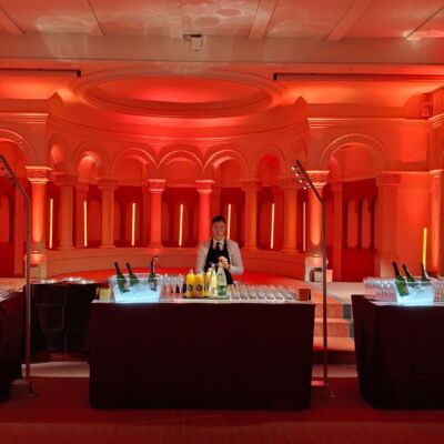 Bar et arches de la crypte baignés de lumière rouge profonde