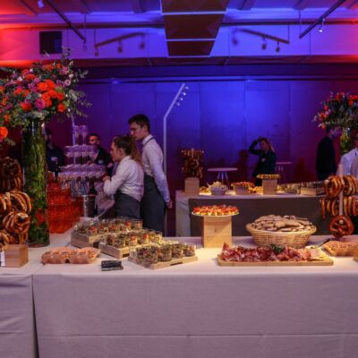Buffet de cocktail dressé sous une lumière bleu et violet
