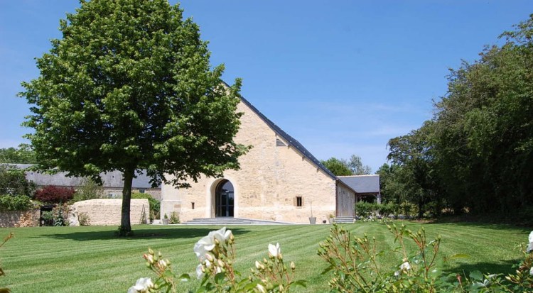 La grange de pierre sous le ciel bleu, grand arbre et pelouse