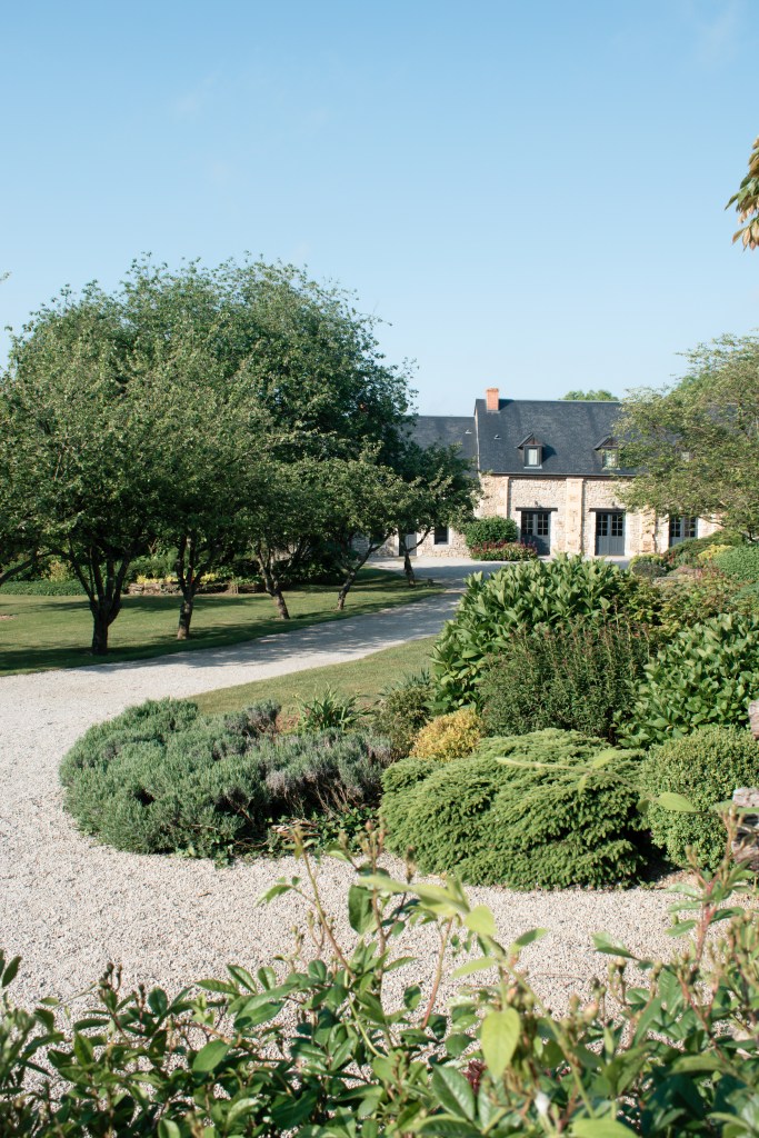 Les vastes jardins du domaine, allees de graviers, massifs tailles et pelouses
