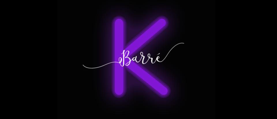 Le Kbarré : enseigne néon violette en forme de K, espace convivial de La K7