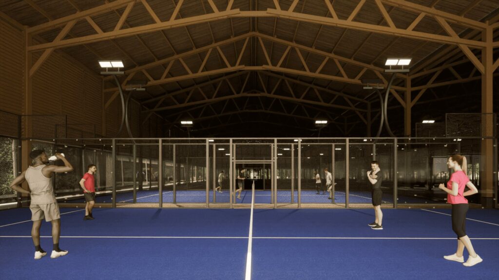 Intérieur d'un terrain de padel sous une charpente bois apparente, joueurs en action