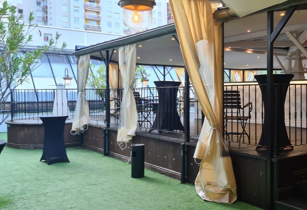 Rooftop couvert avec rideaux et mange-debout