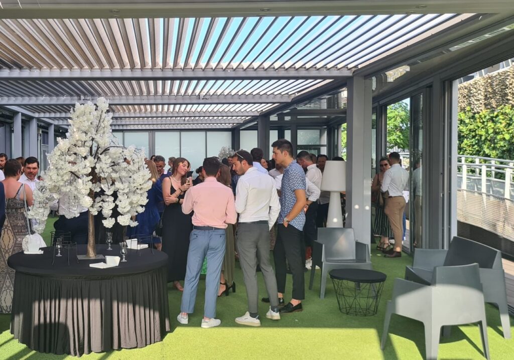 Cocktail sur le rooftop sous la pergola bioclimatique