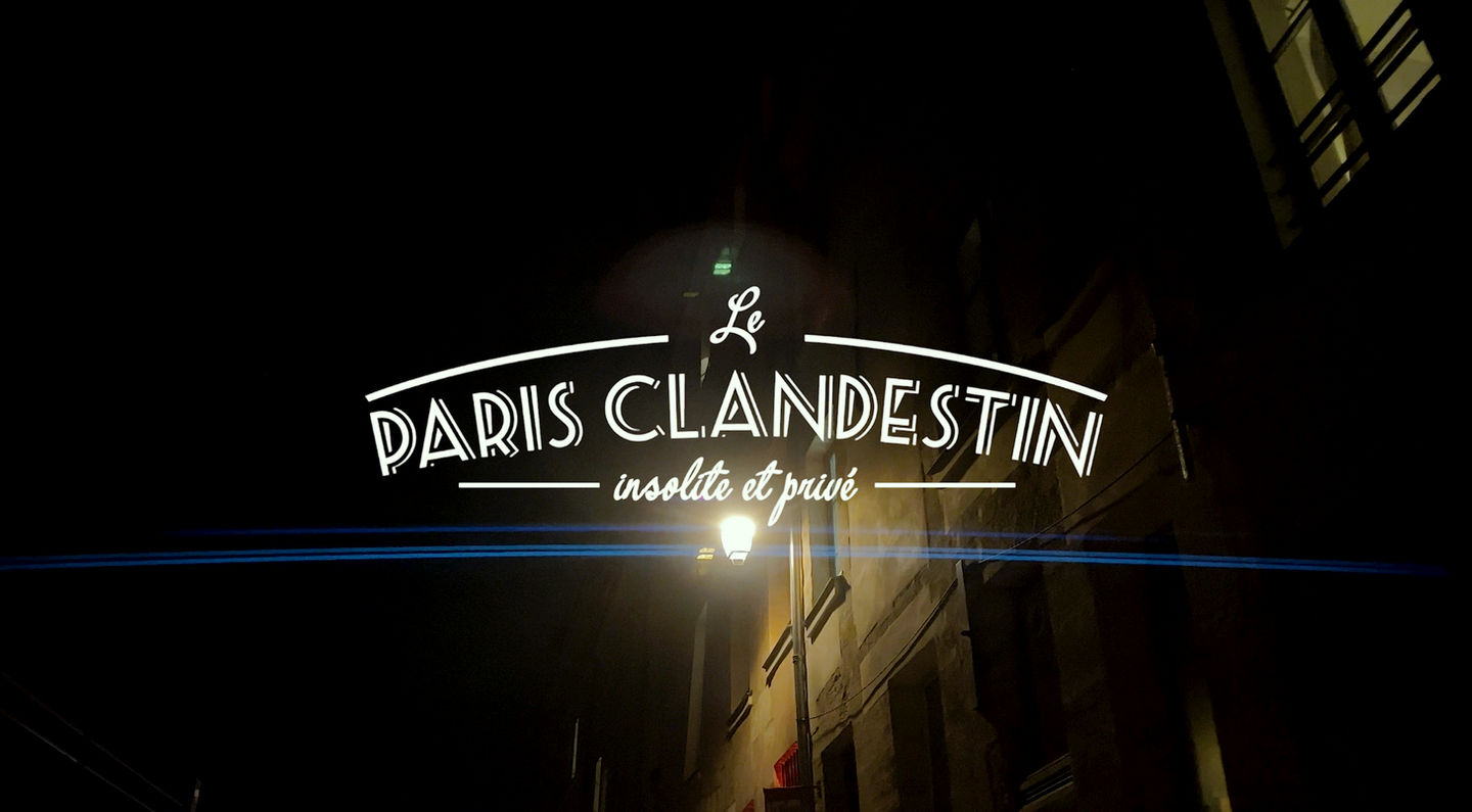 L'enseigne lumineuse du Paris Clandestin dans une ruelle du quartier Saint-Paul, la nuit