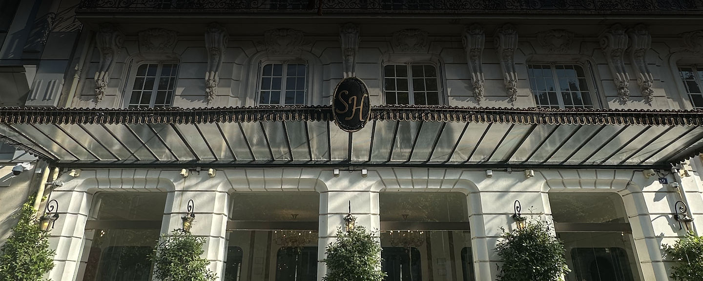 Façade des Salons Hoche, 9 avenue Hoche à Paris, sous sa marquise de verre.