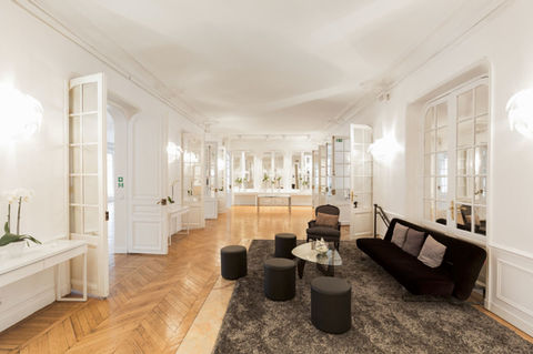Salon parisien aux boiseries blanches et parquet à chevrons.