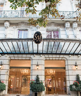 Entrée des Salons Hoche, monogramme SH sur la marquise de verre.