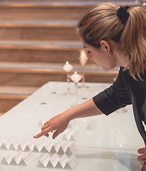 Coordination sur place, dressage des plans de table.