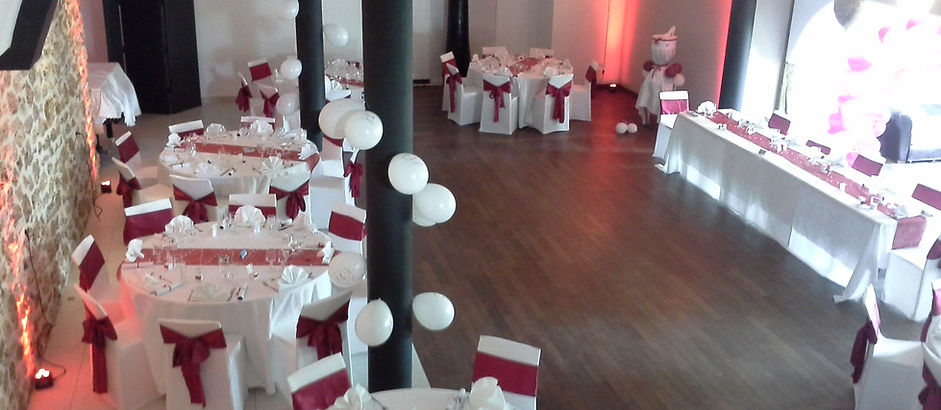 Grande salle des Taillis Bourdrie dressée pour un mariage, chaises habillées et piste de danse