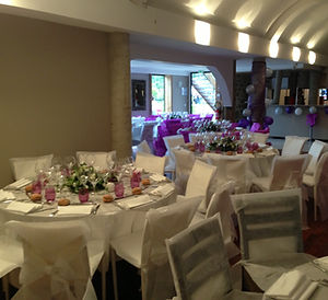 Tables dressées avec compositions florales aux Taillis Bourdrie