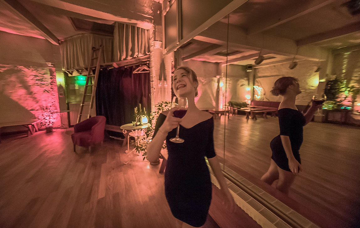 Soir&eacute;e dans le loft, ambiance feutr&eacute;e et reflets dans le miroir mural