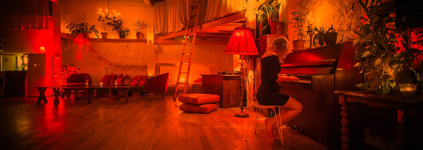 Le loft baign&eacute; de lumi&egrave;re chaude, piano droit et salon cosy le long des murs de pierre