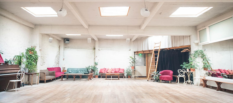 Le loft en plein jour sous les Velux, parquet massif et grand volume d&eacute;gag&eacute;