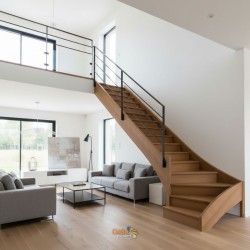 Escalier bois sur-mesure dans un séjour lumineux