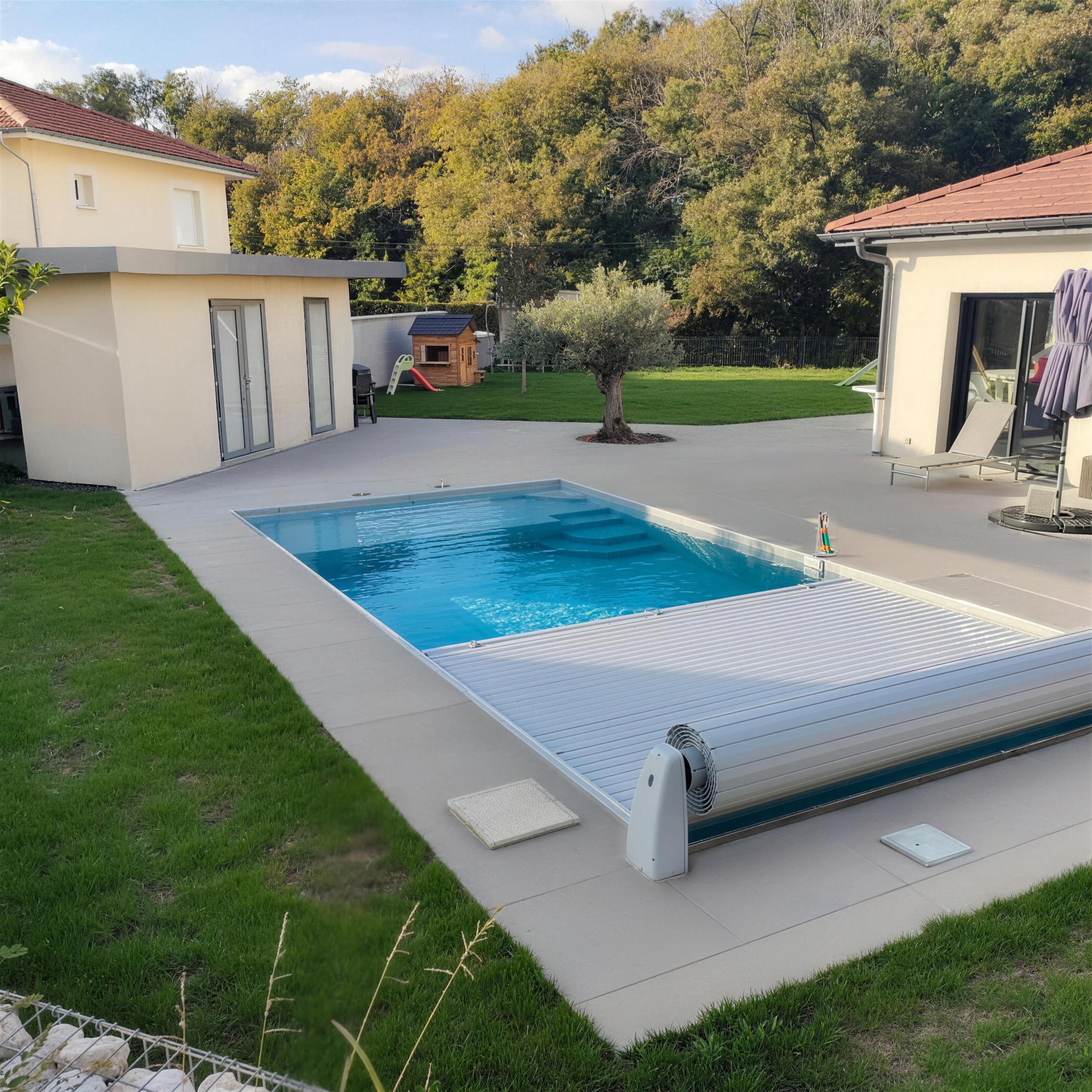 Piscine avec volet roulant intégré