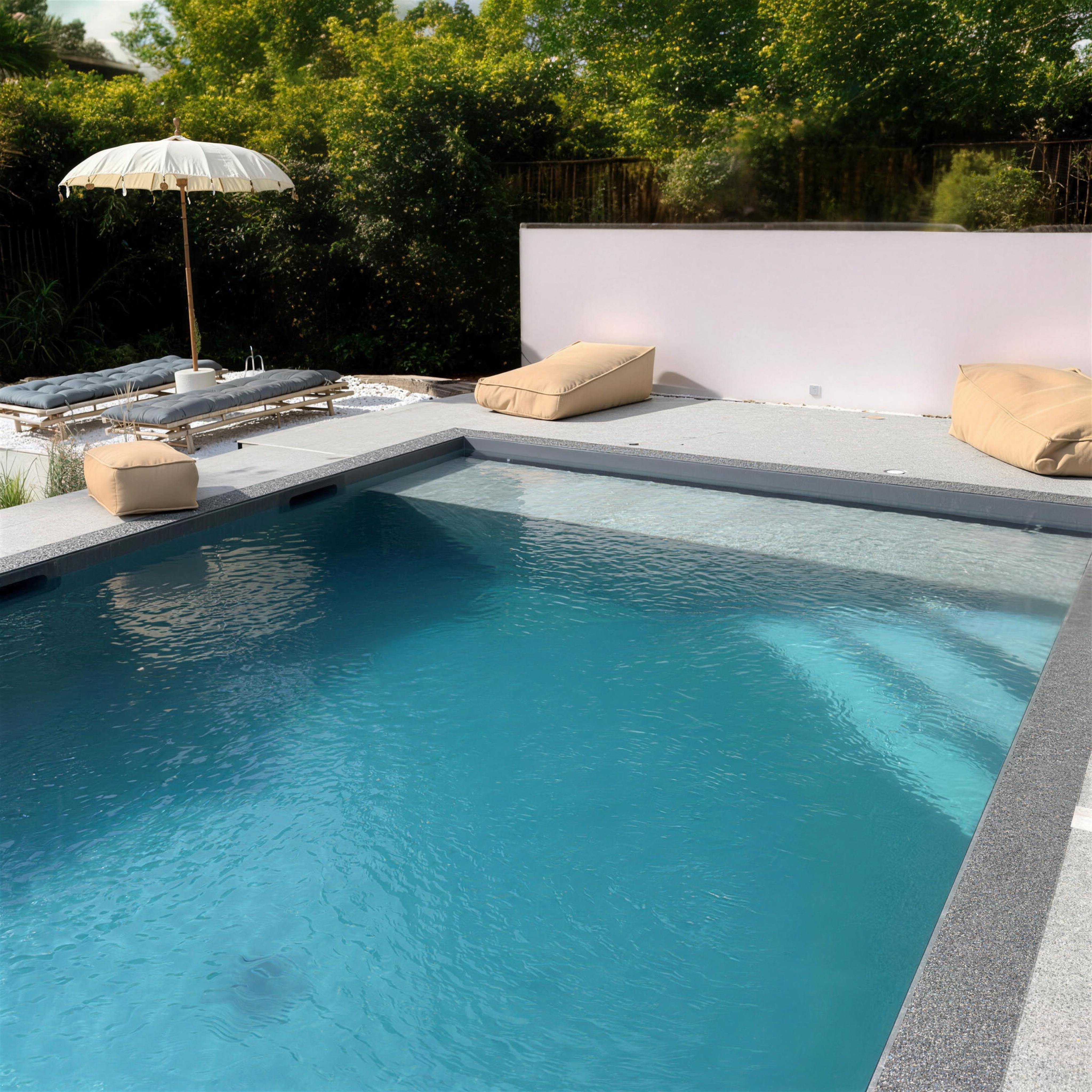 Piscine contemporaine avec chaises longues