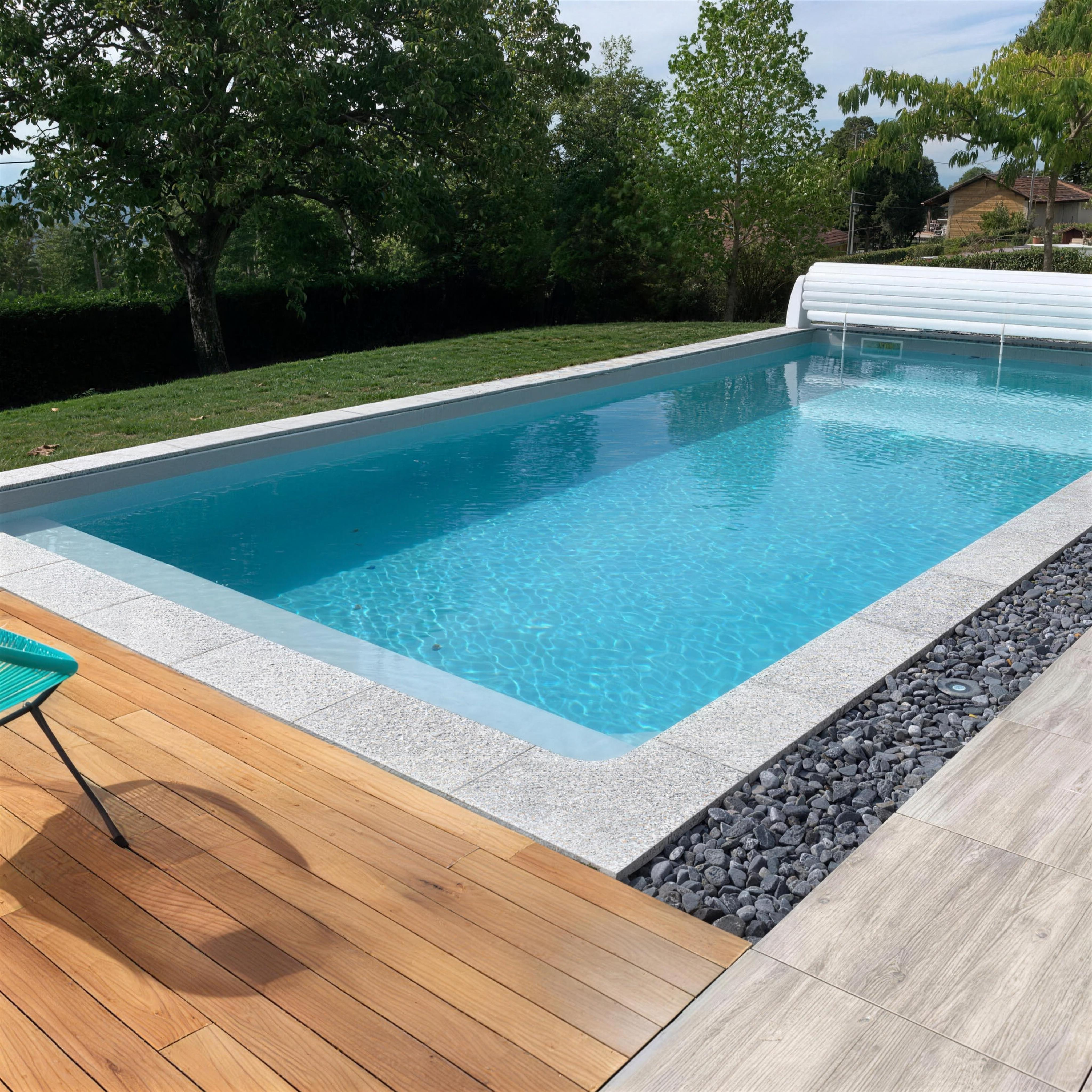 Piscine avec terrasse bois et bande de galets