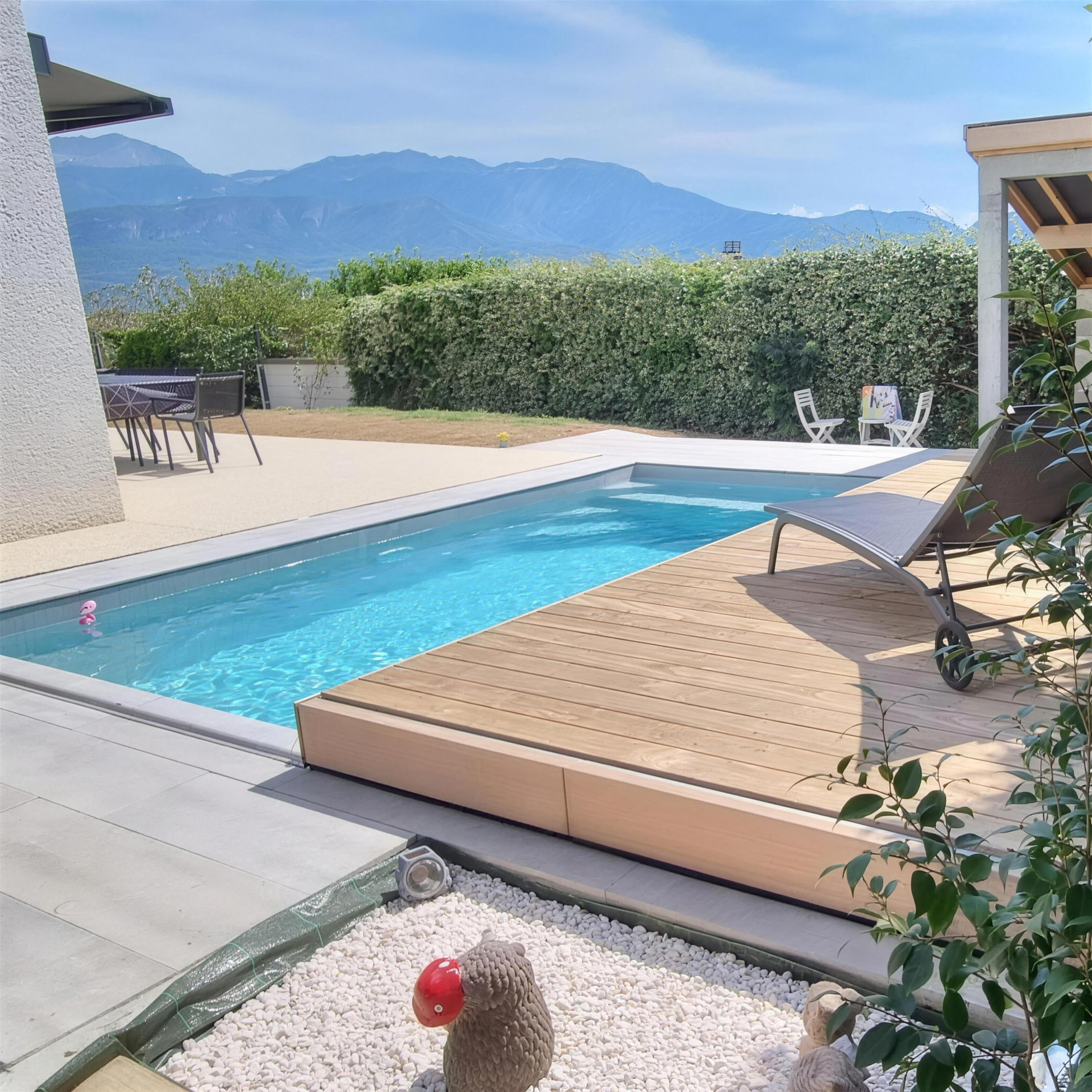 Piscine avec terrasse mobile et vue sur les Alpes