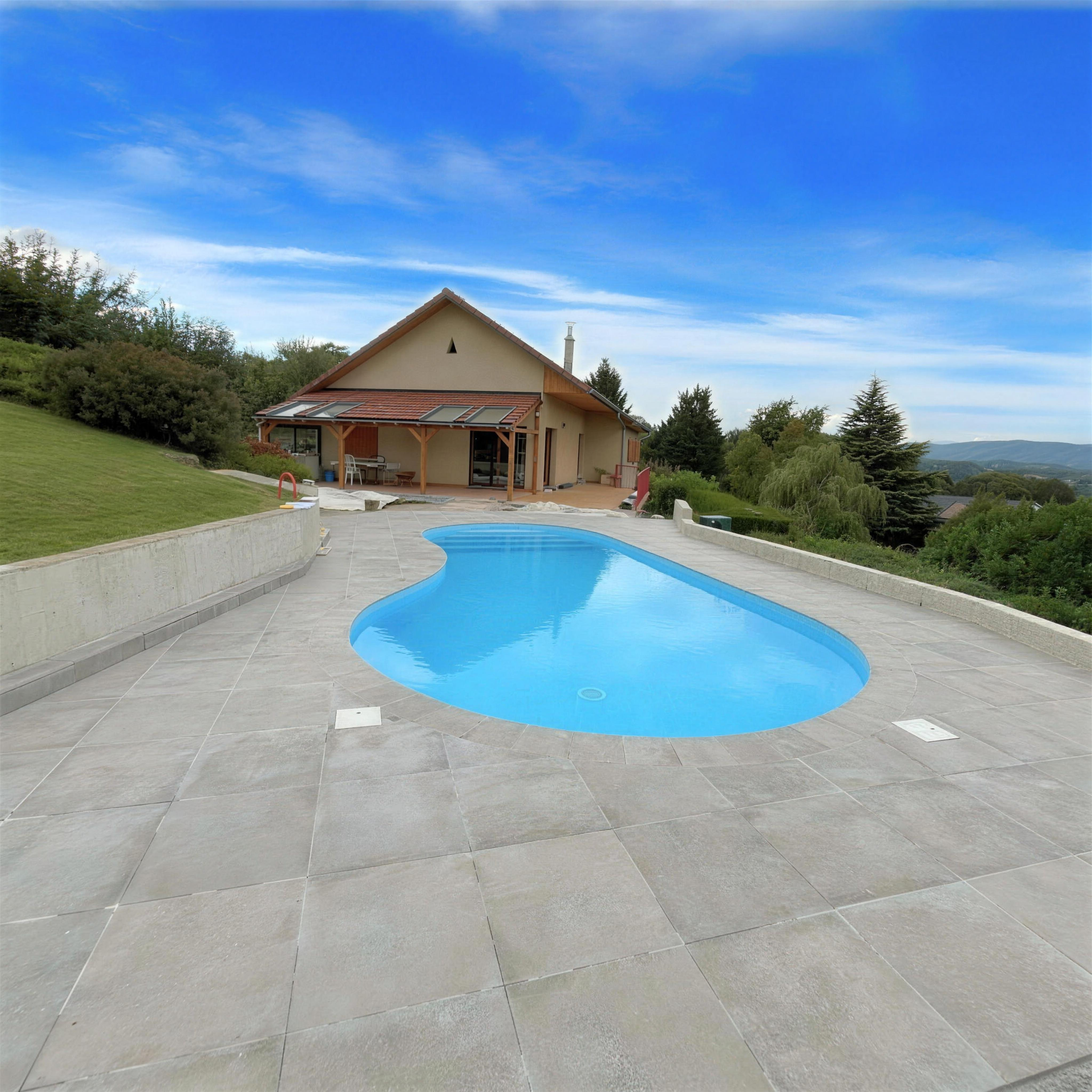 Piscine avec abri téléscopique