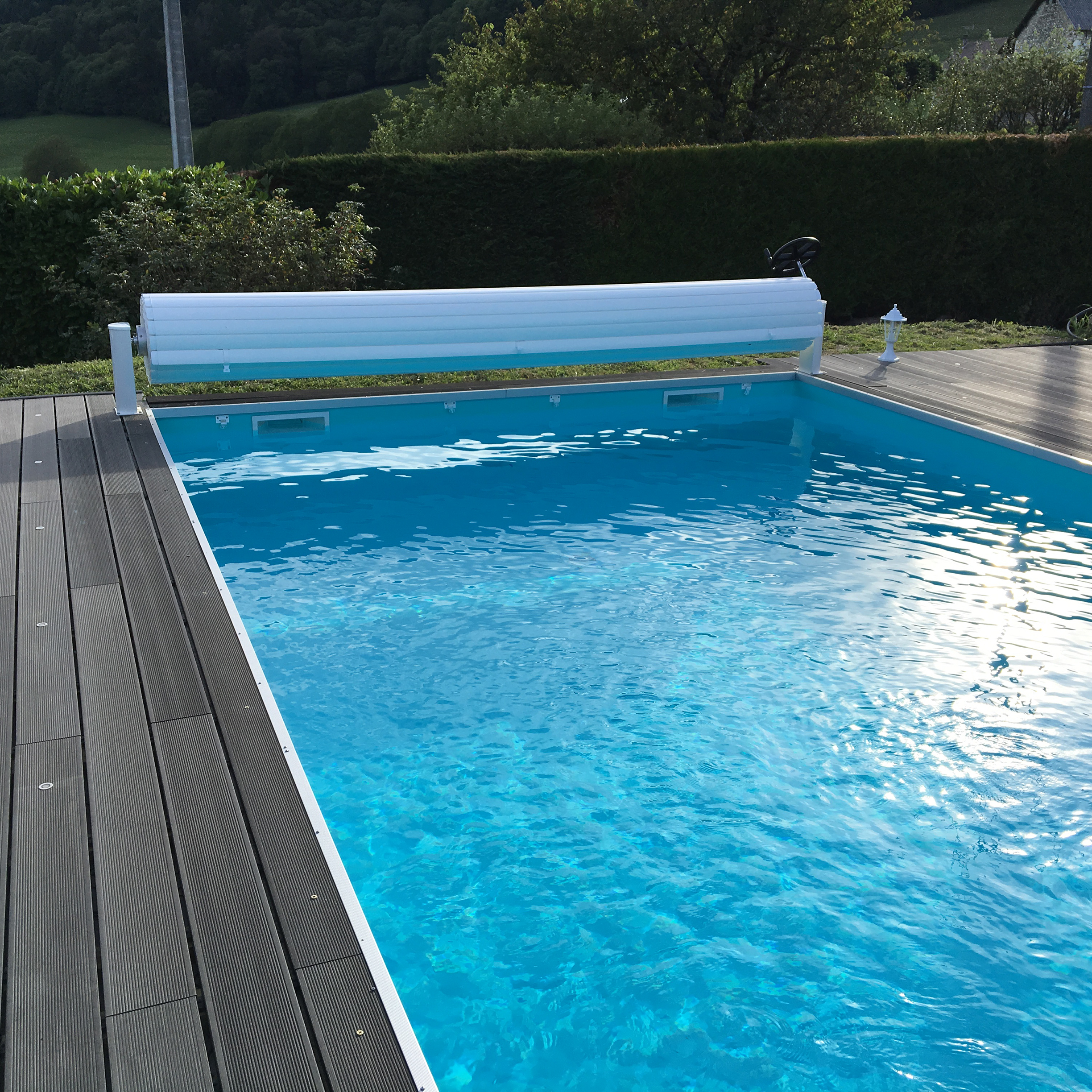 Piscine avec volet roulant et terrasse composite, Isère