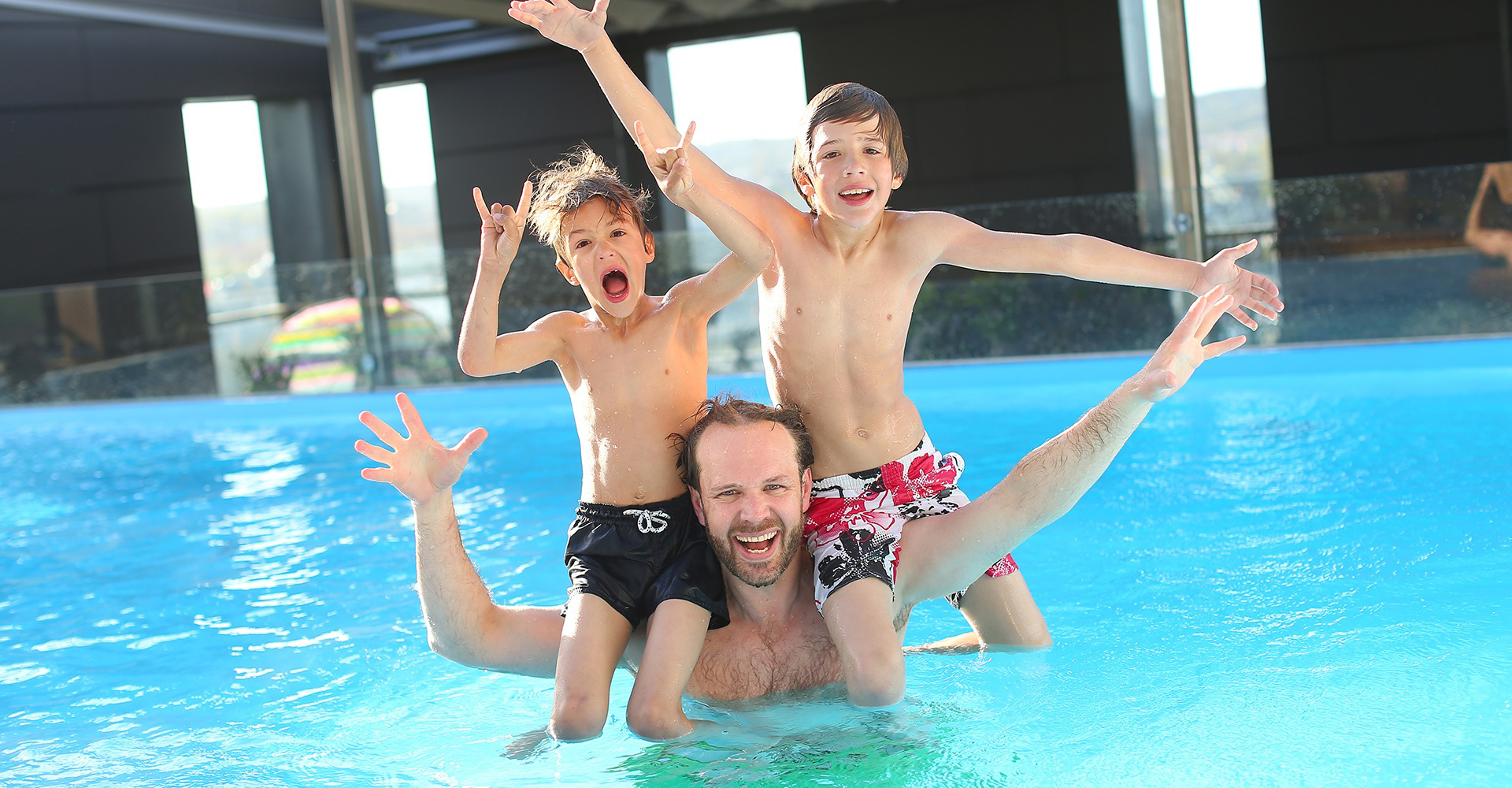 Famille qui profite de leur piscine en été, Voiron