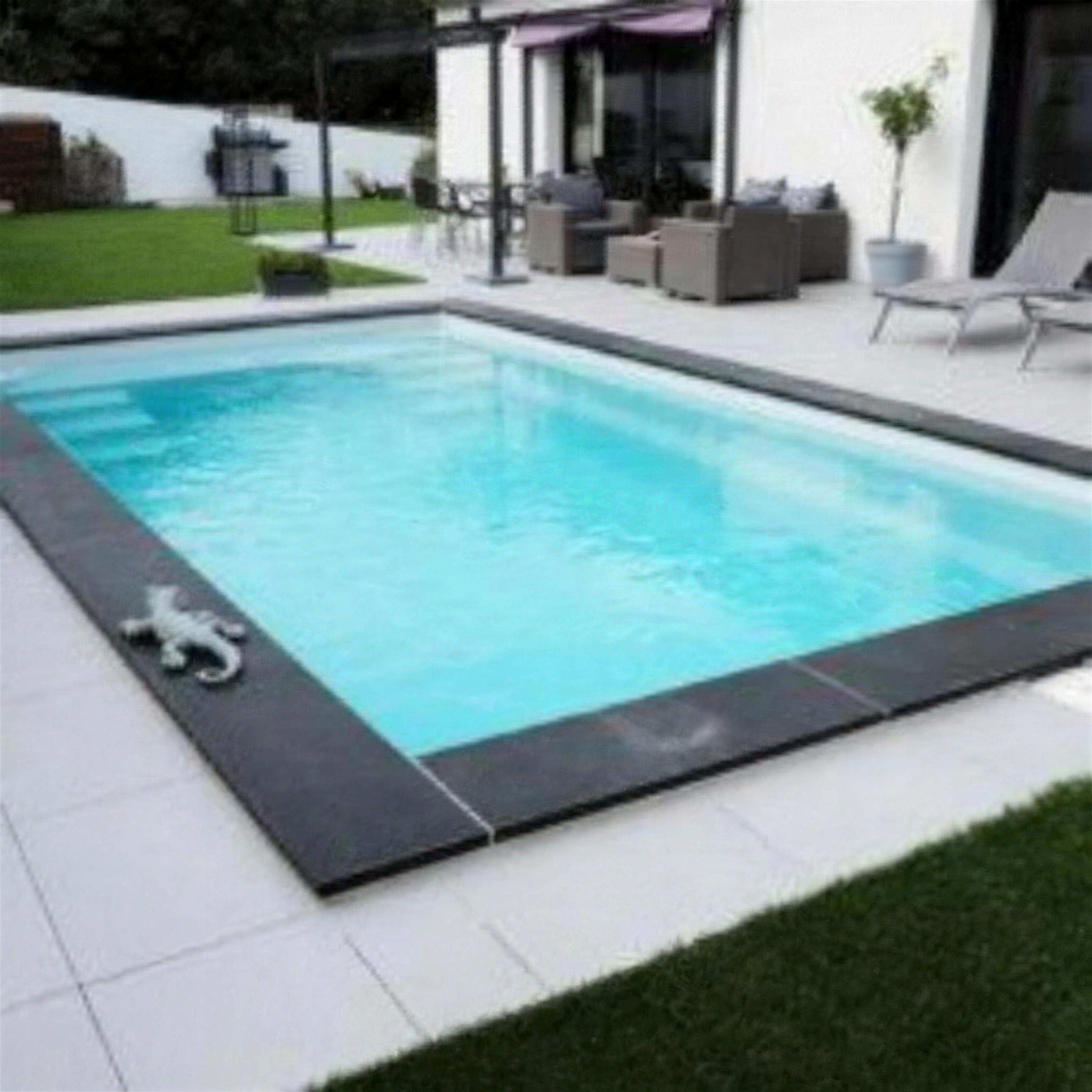 Piscine coque rectangulaire moderne