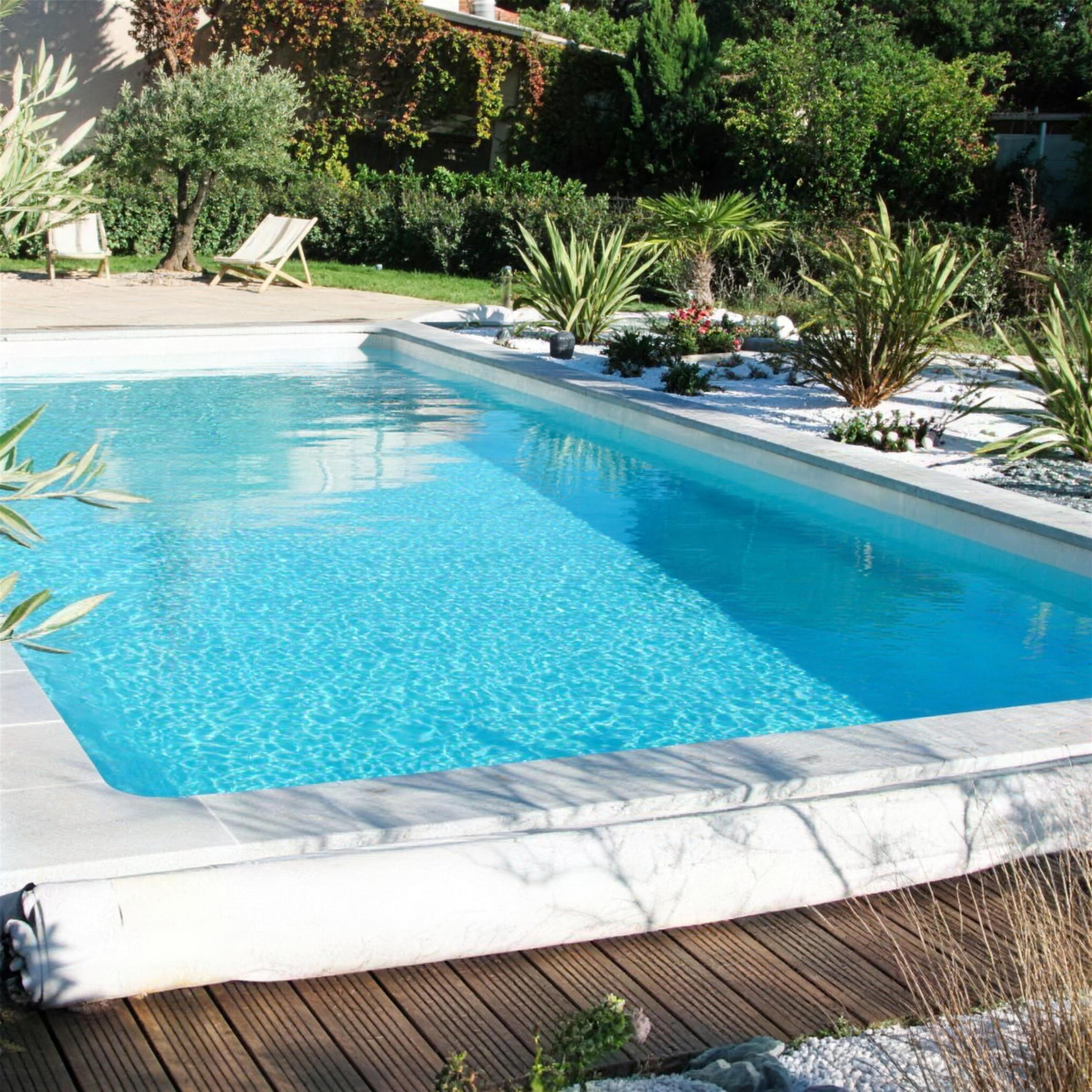 Piscine bois avec platelage et jardin