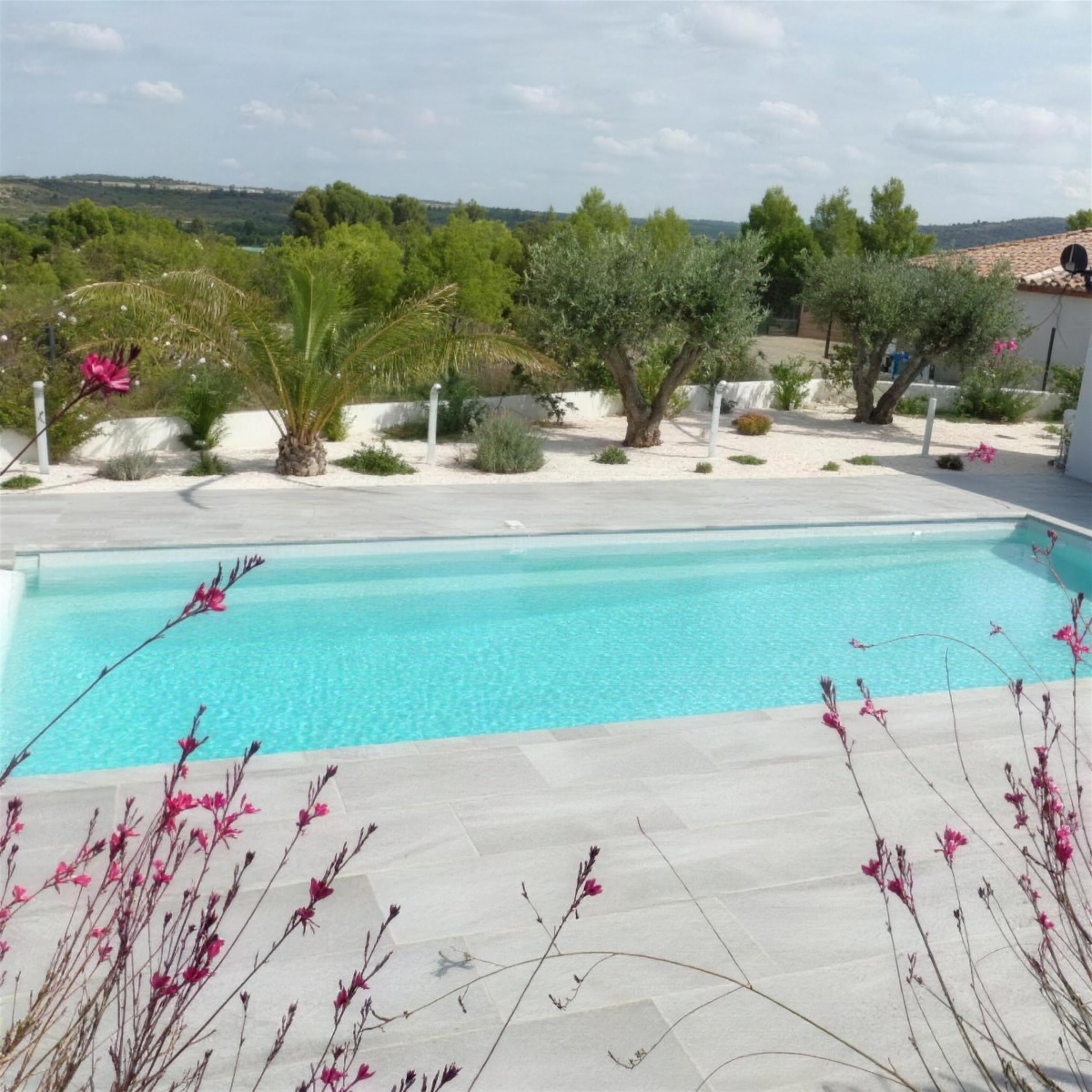Piscine avec platelage et terrasse