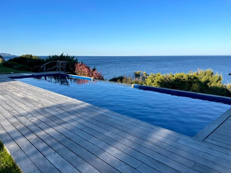 Piscine à débordement face à la mer, l'eau du bassin se confond avec l'horizon