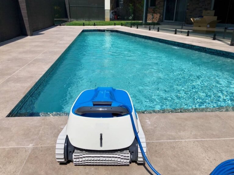 Piscine entretenue, robot nettoyeur au bord du bassin