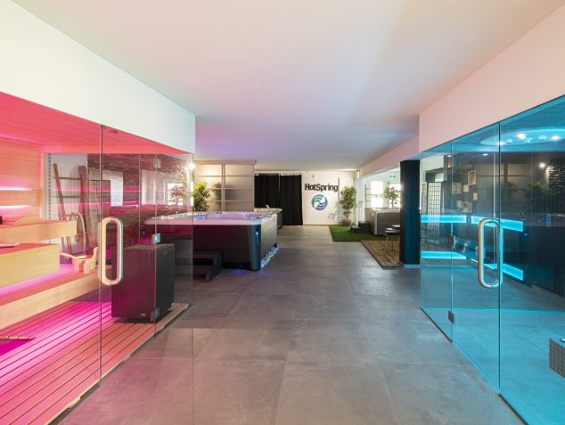 Showroom Piscines et Spas 35 - sauna et spa en demonstration