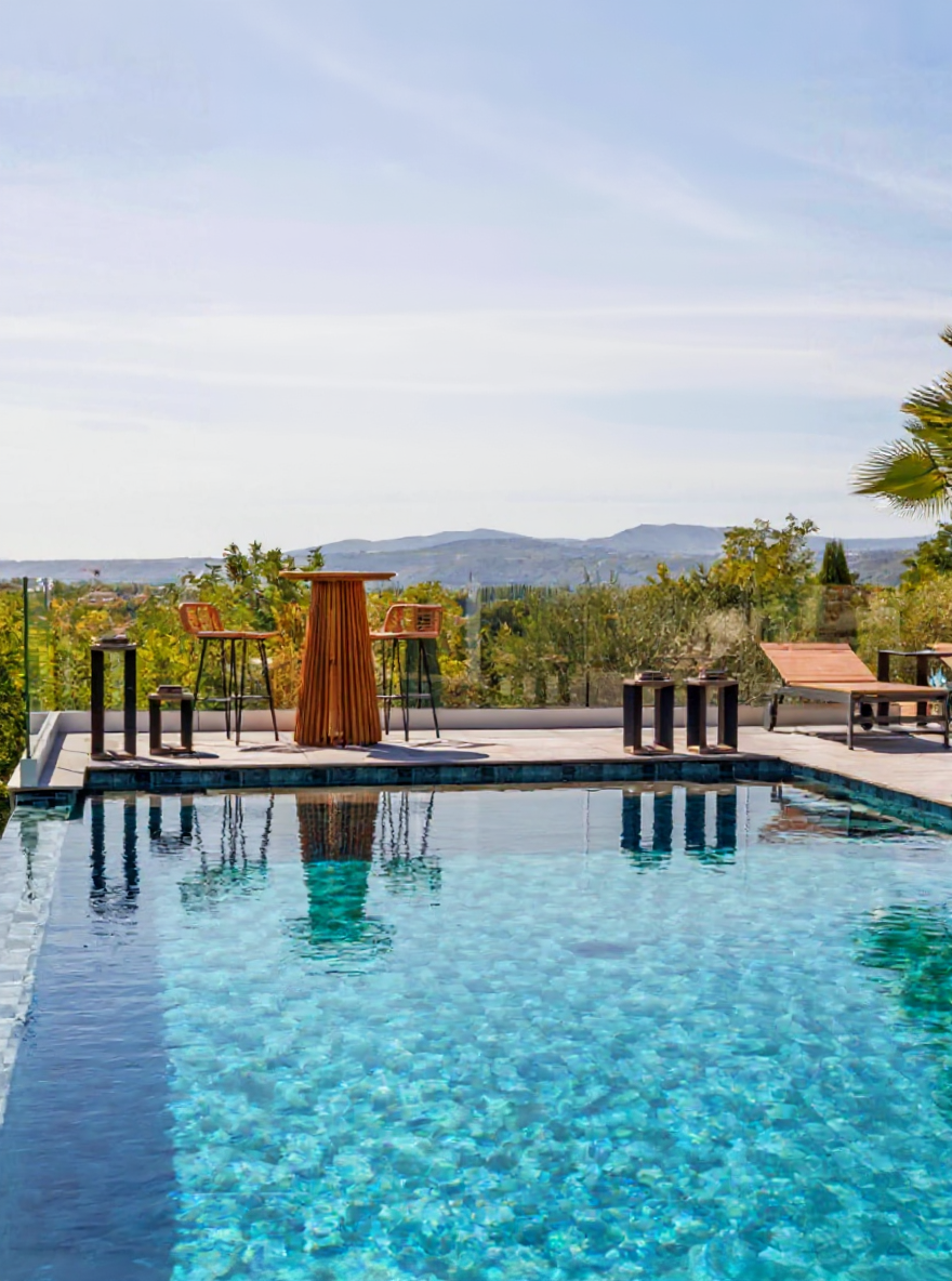 Piscine turquoise avec mobilier, vue panoramique