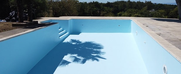 Piscine rénovée en résine polyester, finition bleue lisse, prête à être remise en eau