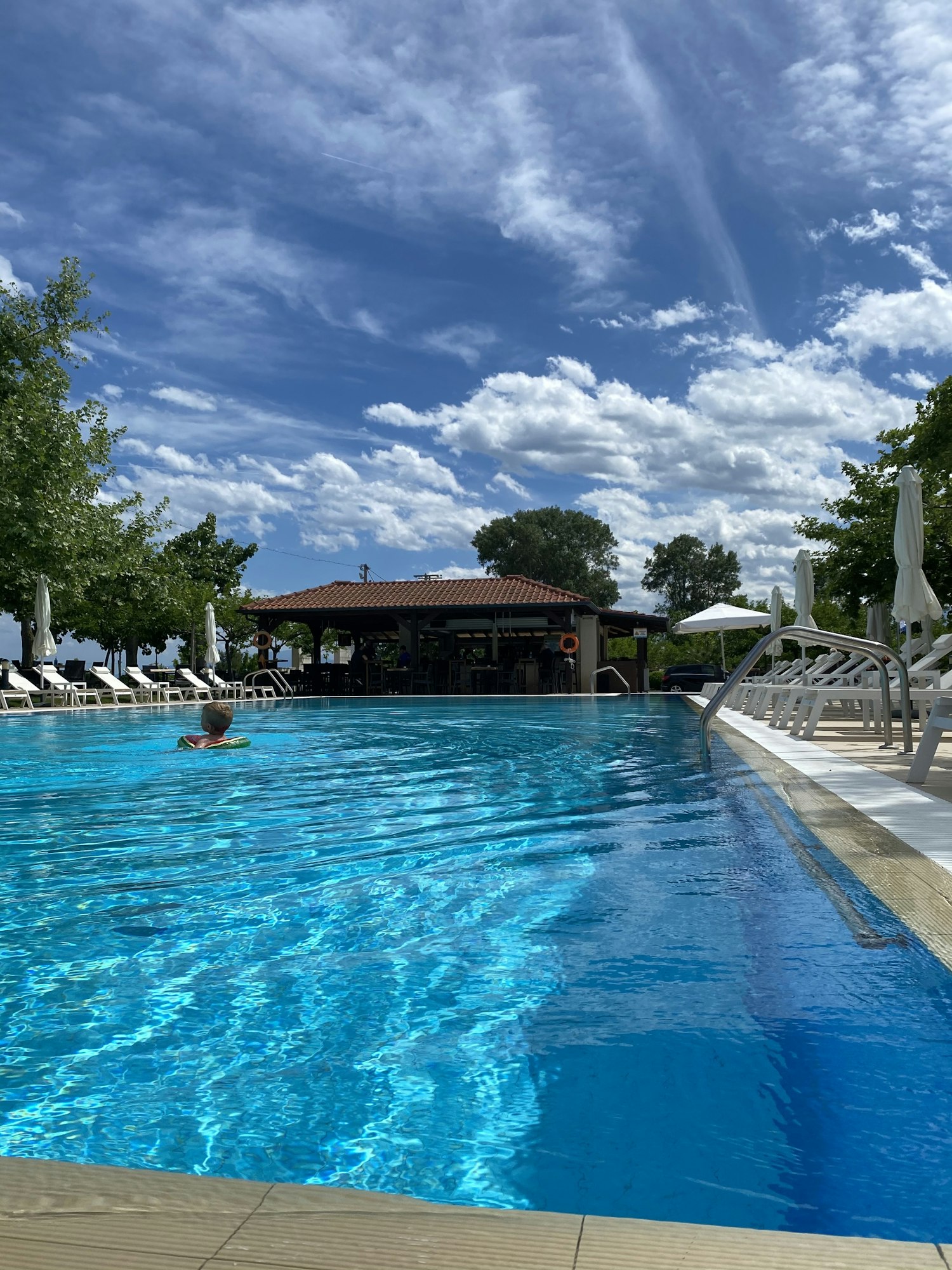 Piscine lumineuse sous un ciel bleu