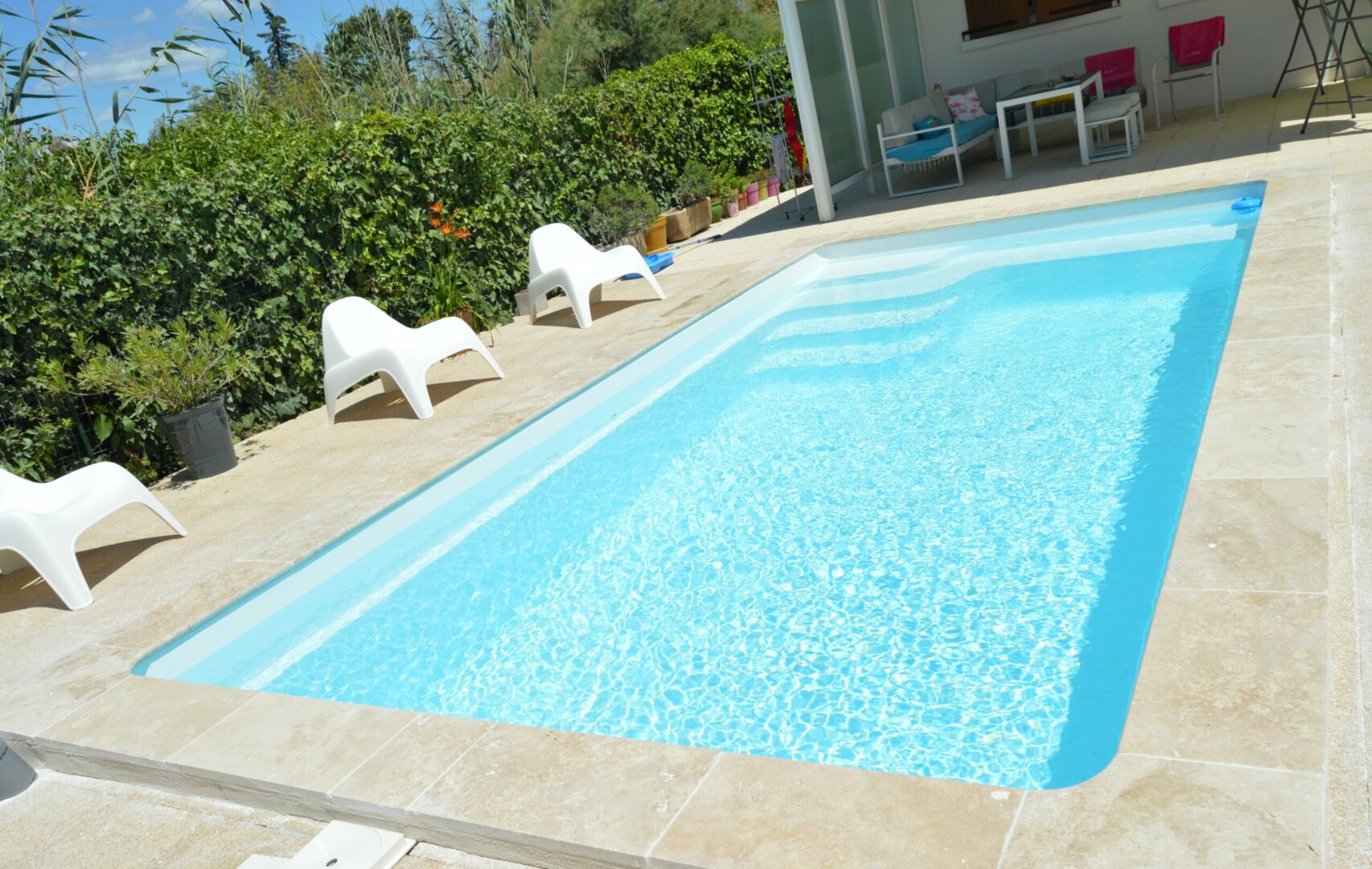 Grande piscine coque bleue lumineuse, été, Occitanie
